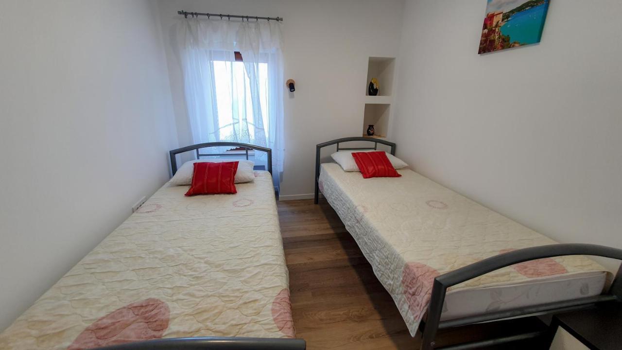 Apartment Bugenvilija Ловран Екстер'єр фото